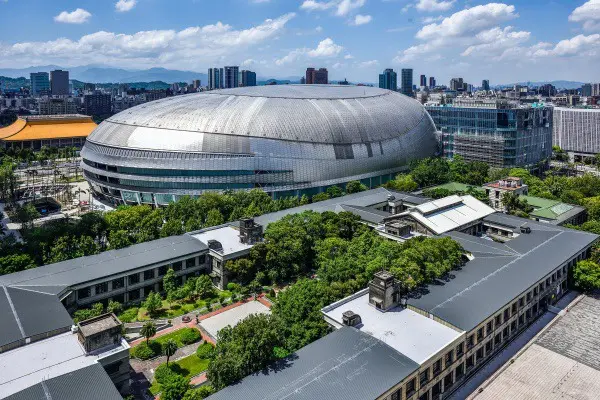 松菸大草原是台北市信義區的綠意心臟(圖:松山文創園區) 松菸大草原是台北市信義區的綠意心臟(圖:松山文創園區)