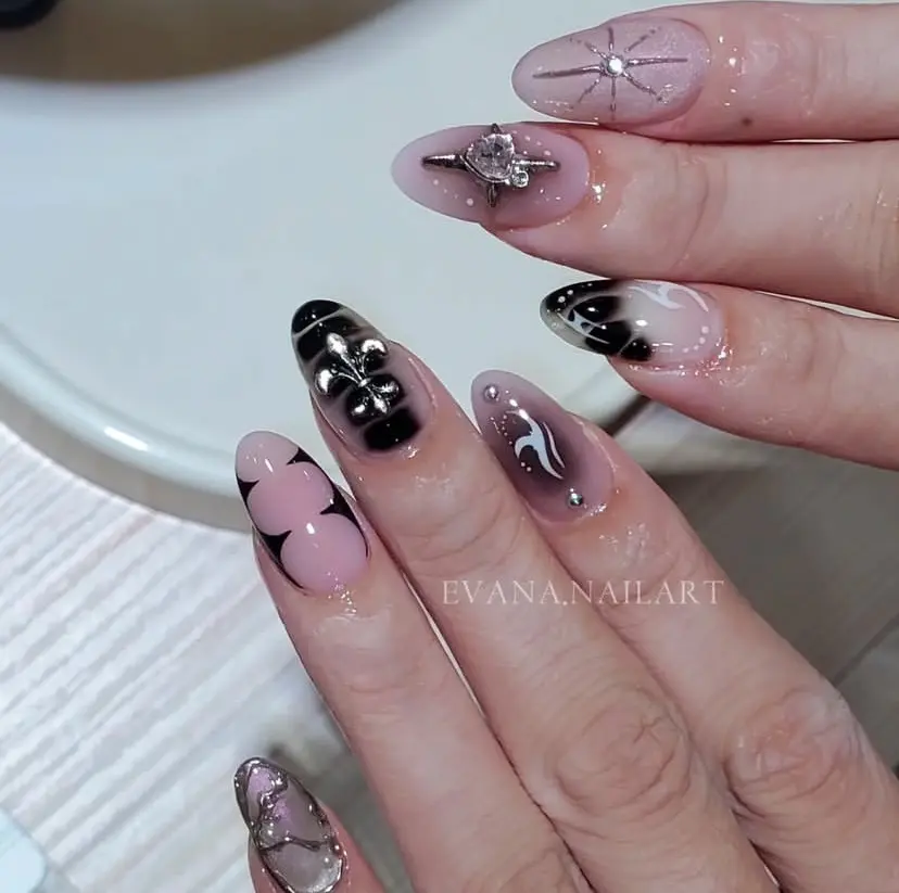 科技未來 vs. 洋娃娃復古(圖:IG@_evana.nail_) 科技未來 vs. 洋娃娃復古(圖:IG@_evana.nail_)