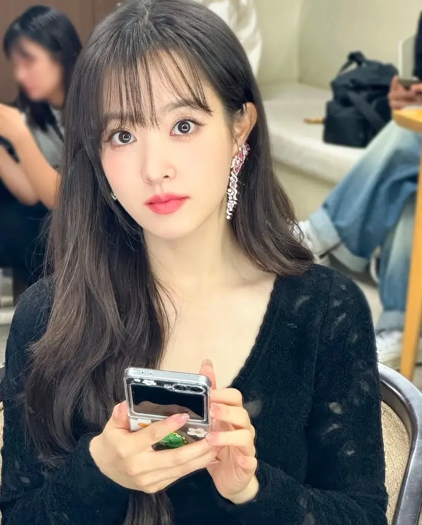圓型臉:拉長線條,修飾圓潤感(圖:IG@boyoung0212_official) 圓型臉:拉長線條,修飾圓潤感(圖:IG@boyoung0212_official)