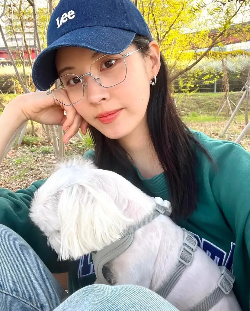 無論你是 SONE,還是單純愛追劇的「劇迷」不妨將這部劇列入清單,一起看看徐玄與公爵的感情線會如何發展吧~(圖:IG@seojuhyun) 從偶像、演員,到一個越來越自在做自己的女人,徐玄的成長沒有太多聲音,卻步步堅定。(圖:IG@seojuhyun)
