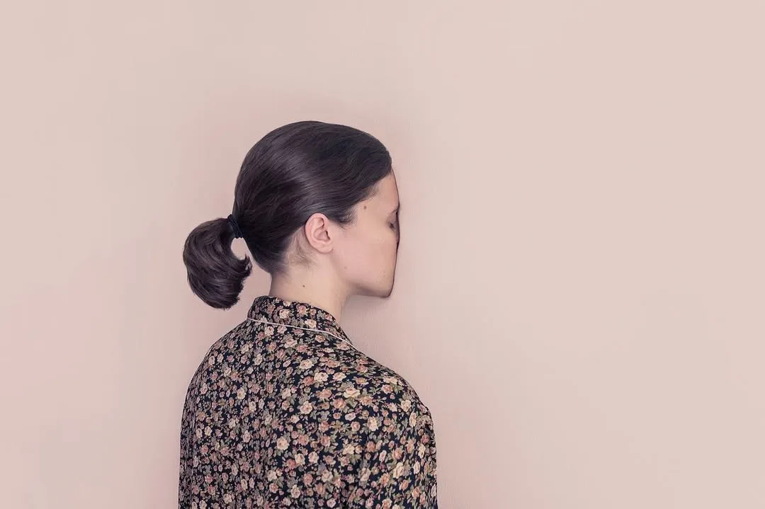 444972 Brooke DiDonato 發展出一套獨特的視覺語言——熟悉的場景、不協調的姿勢、消失的臉孔,構成一種近乎超現實的構圖(圖:IG@brookedidonato)
