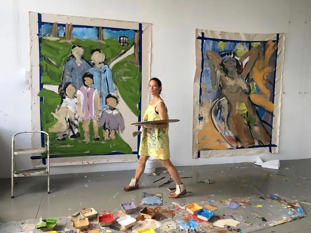 464568082 劉玉玲 16 歲便開始作畫,以筆名「Yu Ling」參展,曾在紐約、倫敦、慕尼黑舉辦個展,部分盈利用於公益捐款(圖:FB@Lucy Liu)