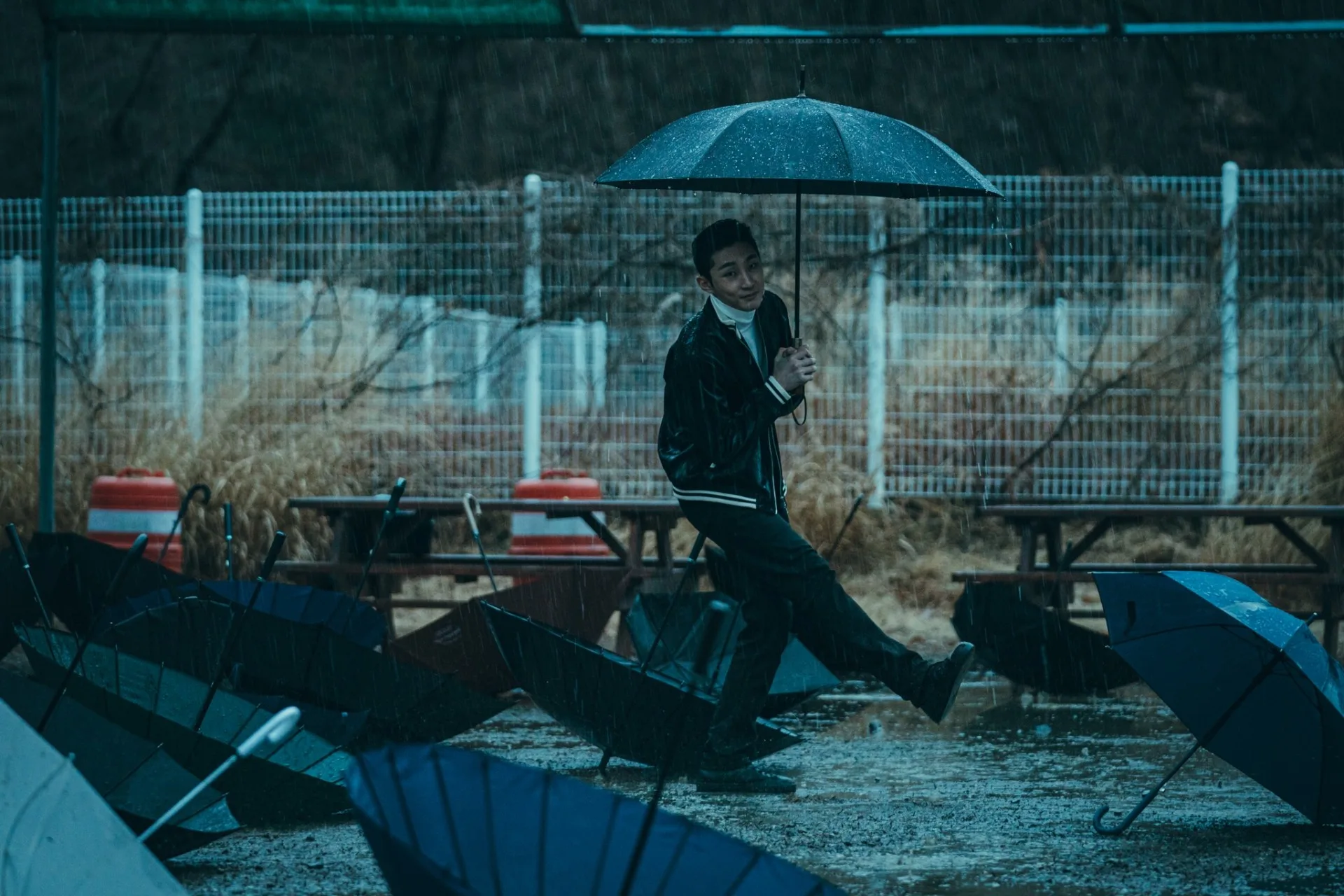 496921973n 你喜歡哪一種雨傘呢?(圖/Netflix,《弱美男英雄Class 2》劇照)