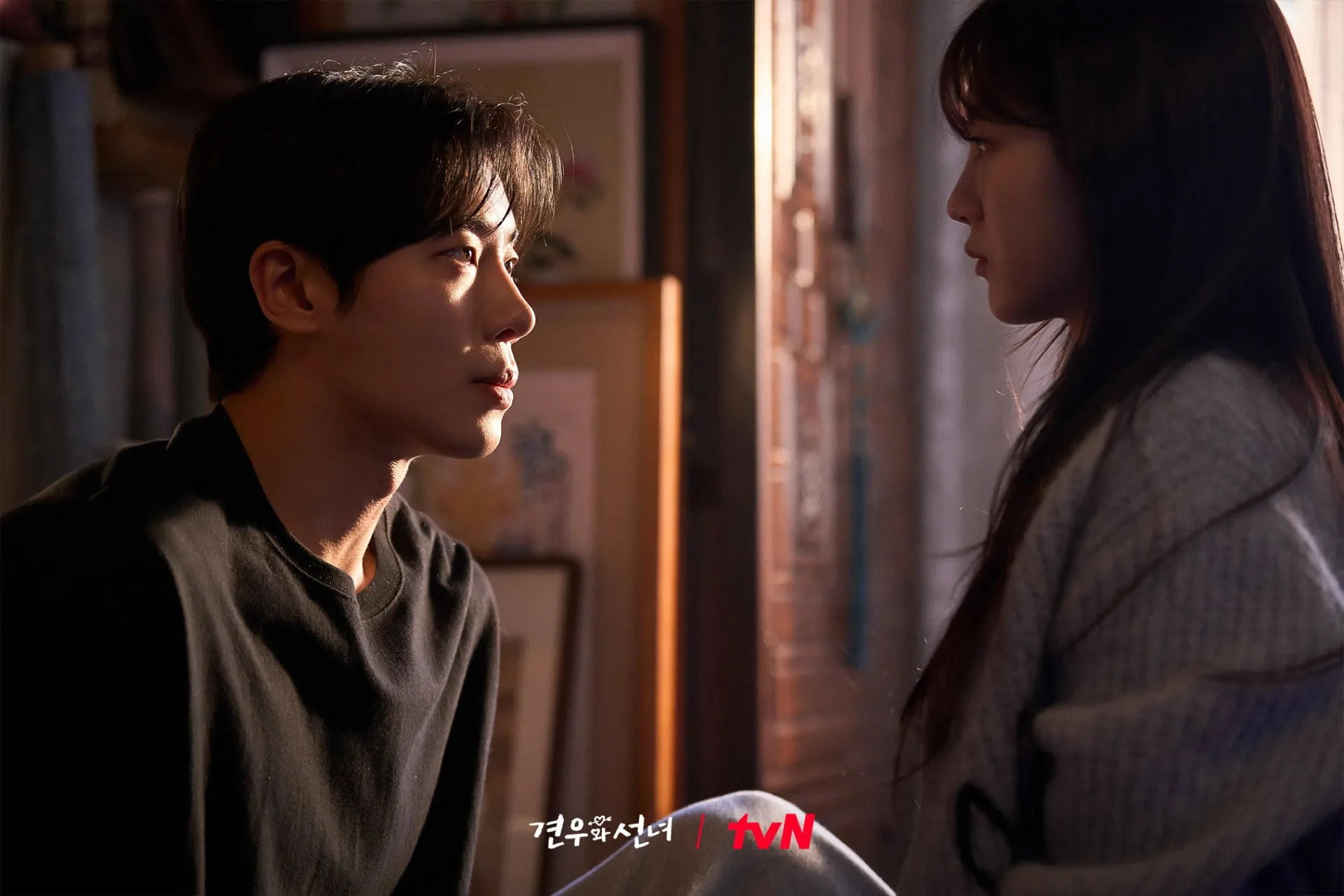 500938761 夜晚聽著雨聲特別安心。(圖/tvN,《牽牛和仙女》劇照)