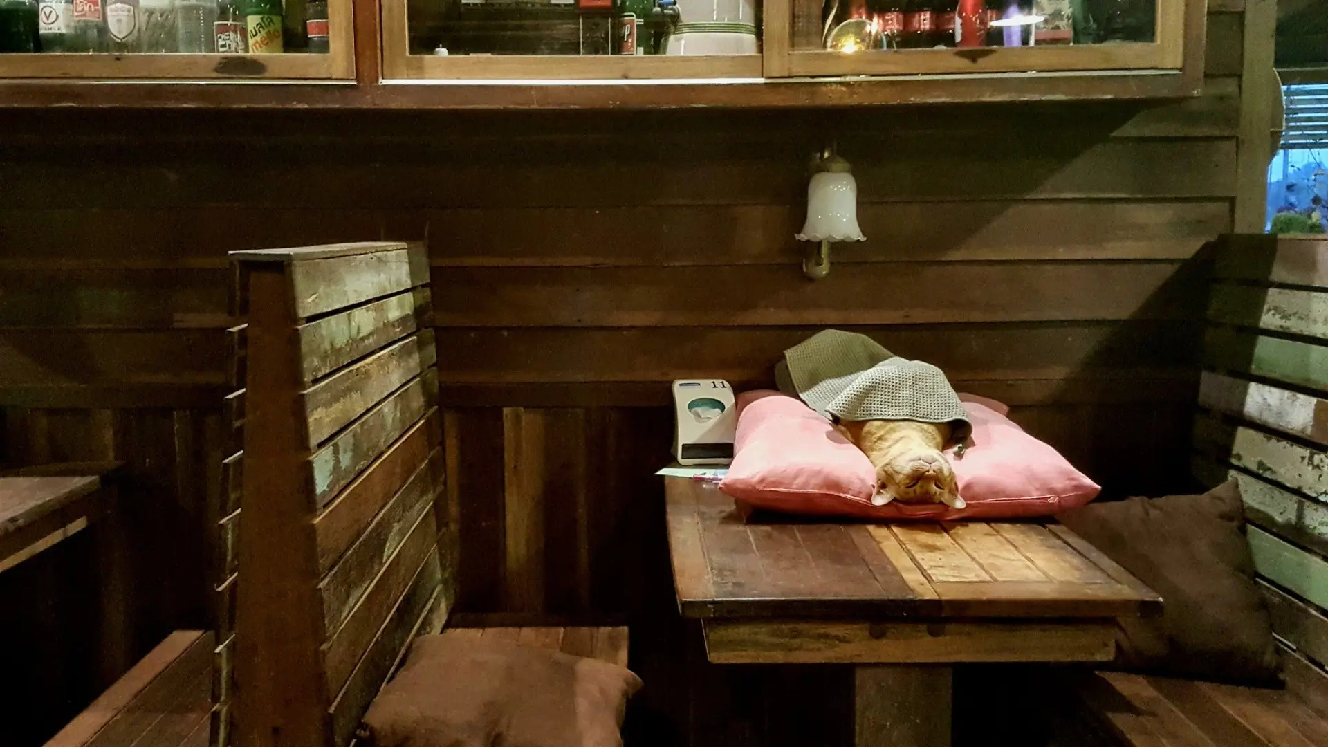 若只想停留片刻，也可以來到他們附設的咖啡廳小坐（圖：FB@Si Yaek Huatakhe Cafe & Guesthouse）