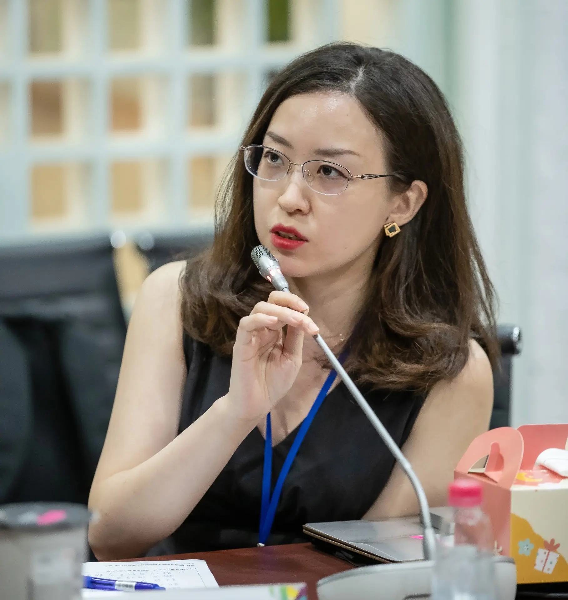 5956688 張吾青於台灣國際學生創意大賽中擔任評審,提供講評與建議(圖:教育部提供)