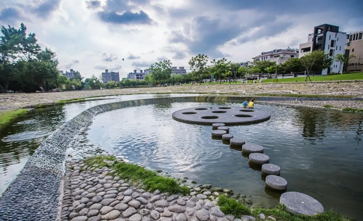 新都生態公園內大片草坪適合野餐、放風箏(圖:台中觀光旅遊網) 新都生態公園是台中第一座以生態工法打造的城市綠地(圖:台中觀光旅遊網)