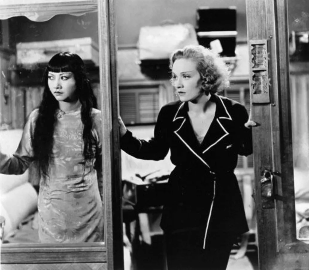 8720354 黃柳霜和與瑪琳·黛德麗( Marlene Dietrich )演出對手戲的《上海快車》(圖:Pinterest)