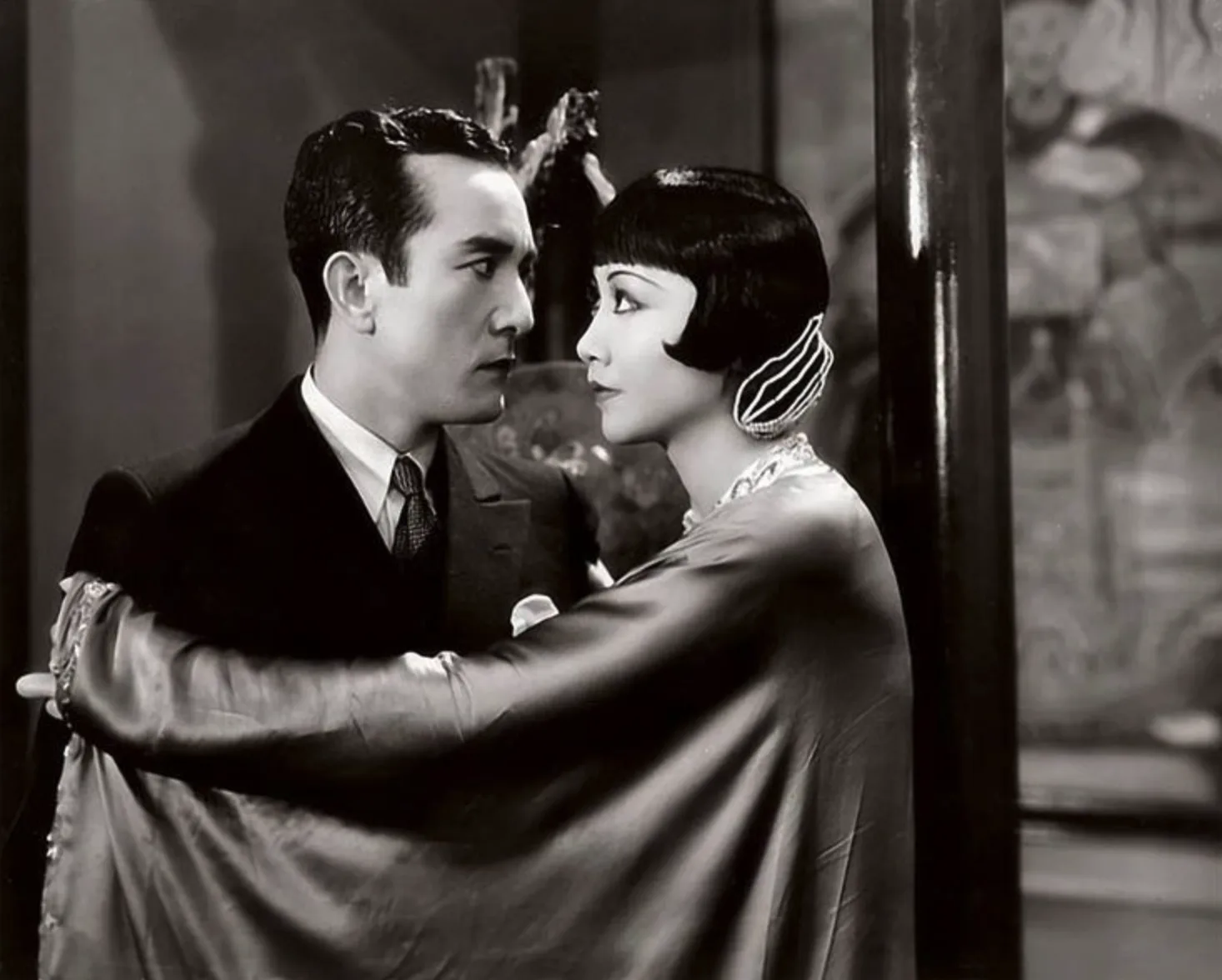 908091802 黃柳霜於 1931 年與安東尼·昆(Anthony Quinn)演出《龍女》(圖:Pinterest)