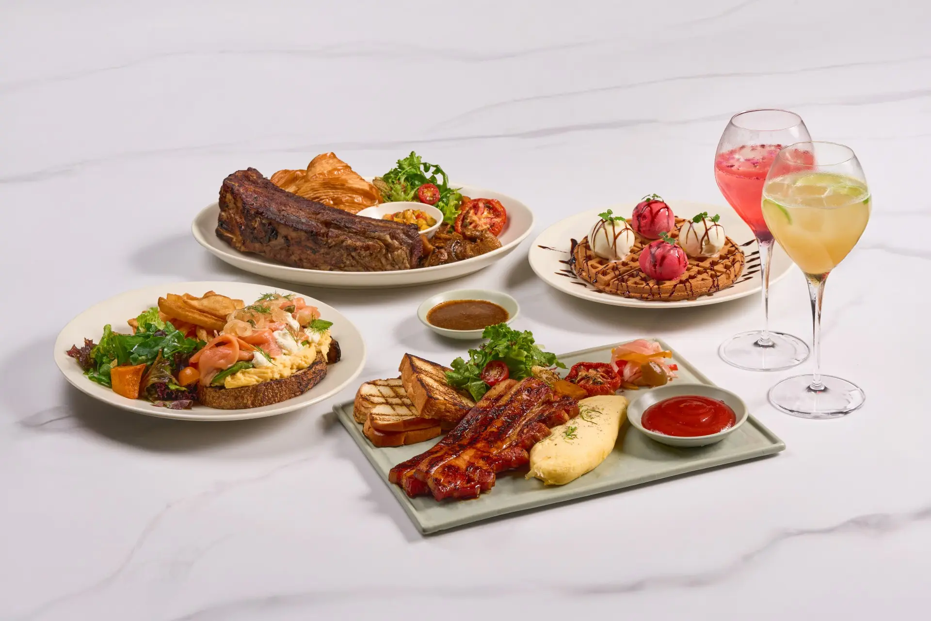 WILDBrunch WILDWOOD 週末限定早午餐,運用經典的明火直烤工藝融合時下最夯的的開放三明治、酪梨沙拉碗與經典歐姆蛋等元素(圖:WILDWOOD)