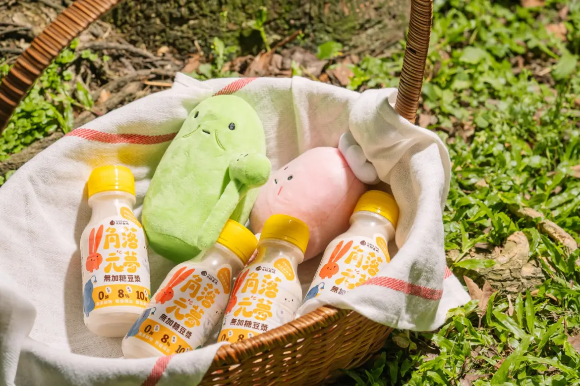 元初豆坊攜手弘道老人福利基金會推出「角落元夢無糖豆漿」，每瓶收益提撥8%，支持其全年助老服務。（圖片來源：元初豆坊）