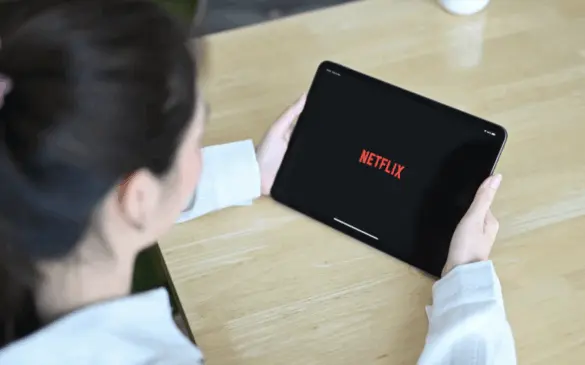 Netflix《母胎單身戀愛大作戰》中，素人們的真實互動常讓人捏把冷汗，卻也映照出許多人面對愛情時的慌亂與不知所措。（圖片來源：Canva）