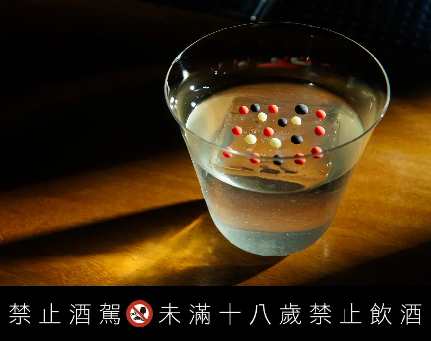 85745 插畫家 Crystal Kung 選擇以通化街的生活景色作為起點,讓咖啡與 Mezal 炭燻混入水蜜桃與黃玉蘭的香氣中(圖:Bar Pine 松)