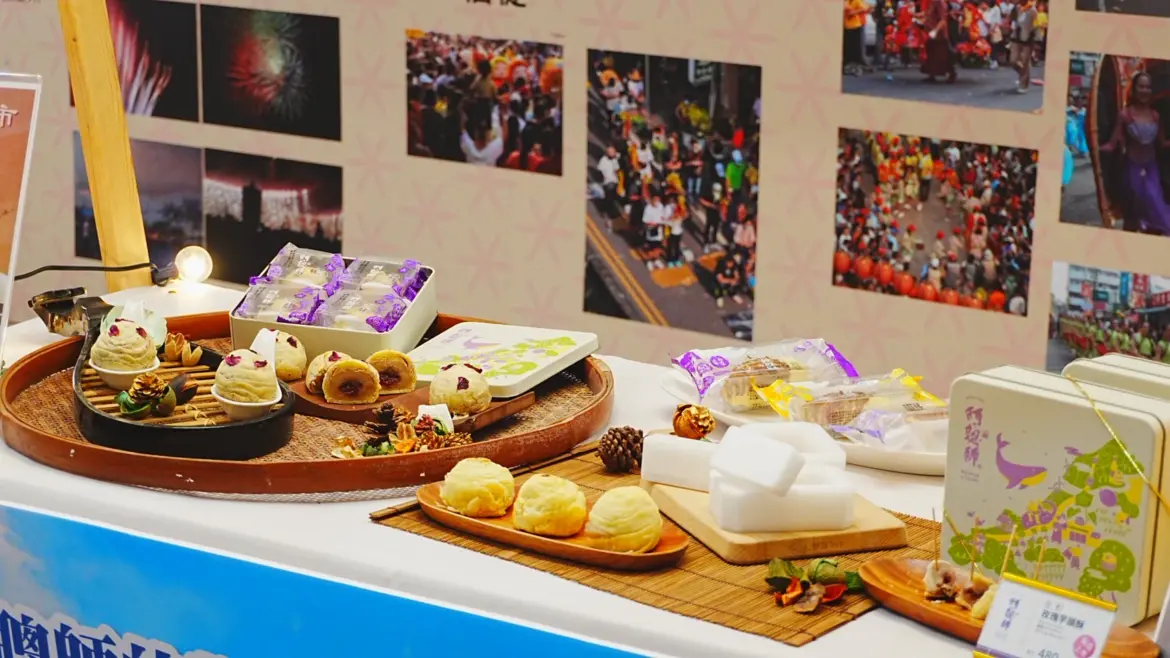 首次公開亮相的新品「玫瑰芋頭酥」，吸引眾多民眾品嚐與選購。(圖片來源：阿聰師)