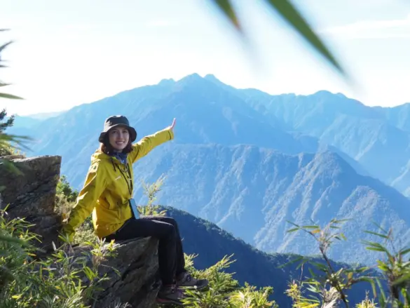 Doris 離開高壓職場後，沉浸於大自然之中，透過芳療與自我覺察找回身心平衡，並從中孕育出 SoulKind 的品牌理念。(圖SoulKind提供)
