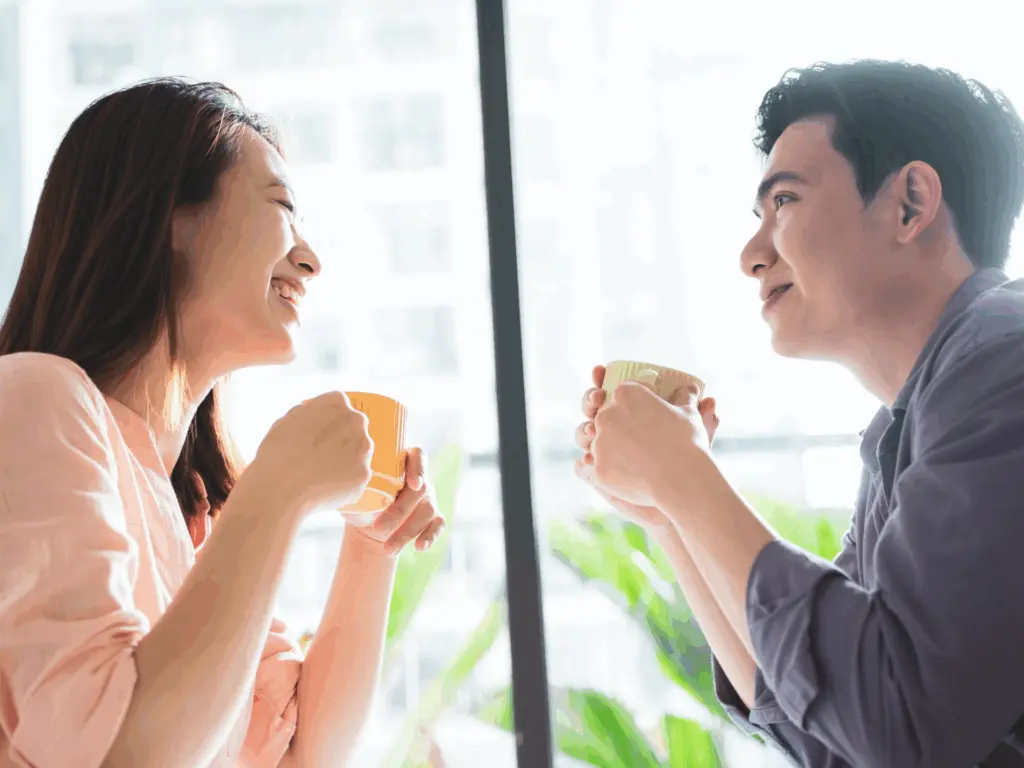 輕鬆的互動，是好感持續升溫的關鍵。DateMeNow 強調，對等的交流讓對話更順暢，也更能展現真實魅力。（示意圖來源：Canva）