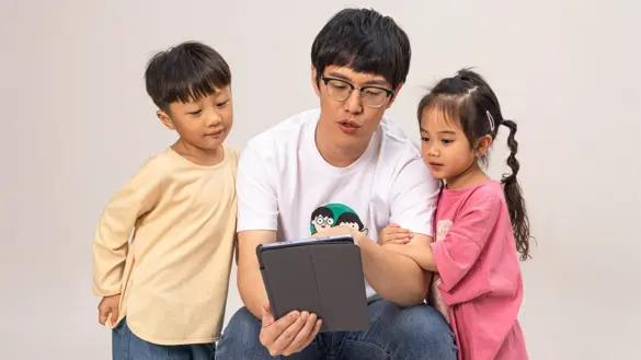 「聽故事」幫助刺激孩子大腦發展，有聲書是孩子重要的成長夥伴。（圖片來源：媽爹講故事）