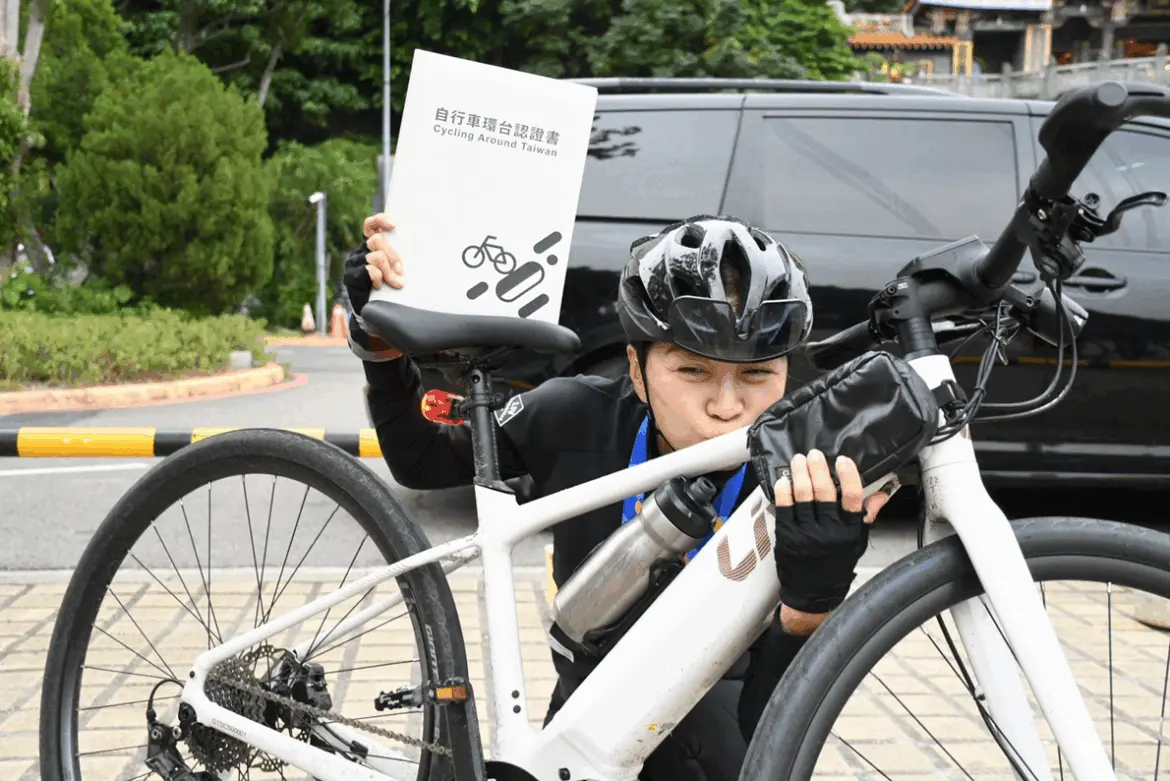 方文琳完成單車環台，感動親吻陪伴她十天的 Liv 電輔車 (圖片提供：捷安特旅遊)