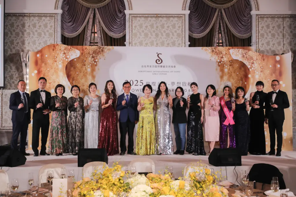 《2025 璀璨女力—夢想啟航》女力慈善募款晚宴舉杯合照（圖片來源：女力蘭馨）