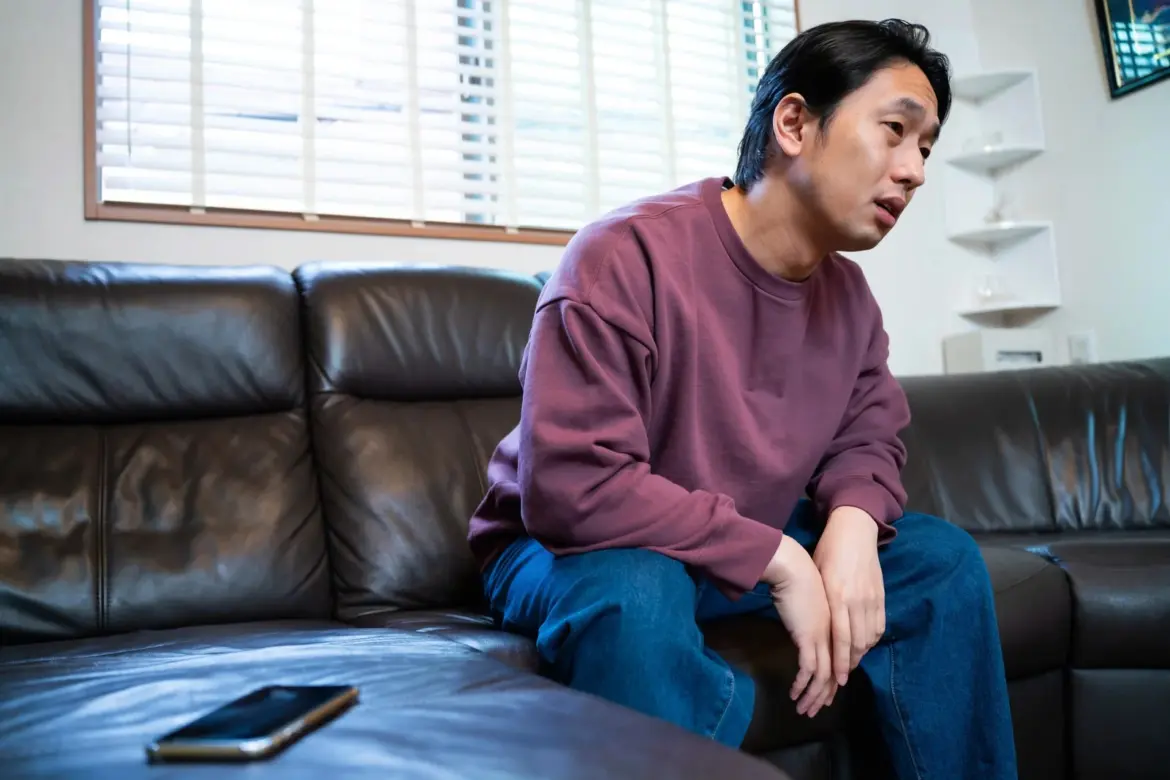 聯誼平台觀察，單身者常因「過度努力」與頻繁聯繫造成對方壓力，反而將好感推開。（圖片來源：PAKUTASO）