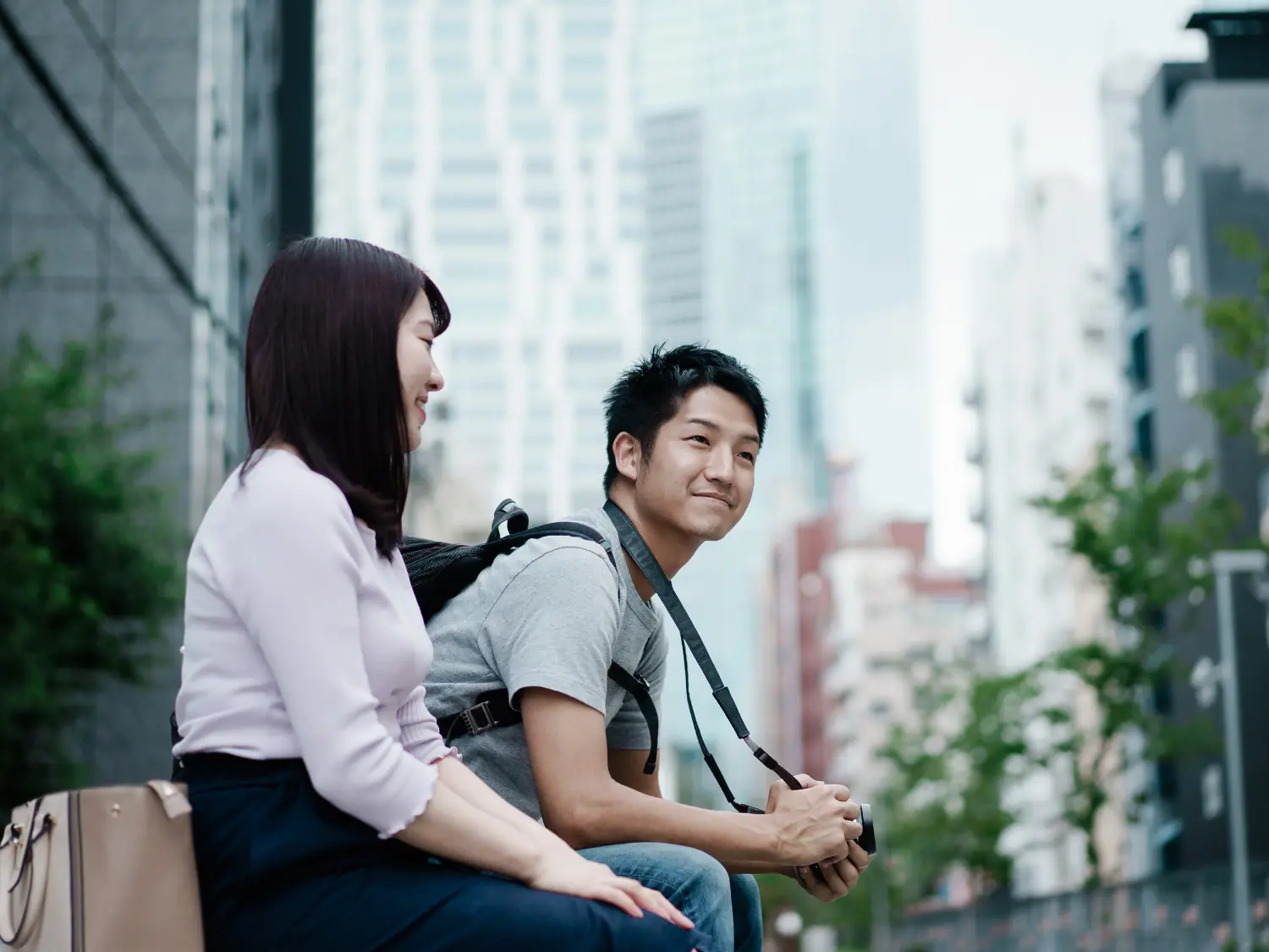 單身男女轉向追求情緒誠實與輕盈的互動。透過聯誼平台引導與諮詢,讓曖昧從單向猜謎轉向雙向的情感校準,提升脫單成功率。(圖片來源:Canva)