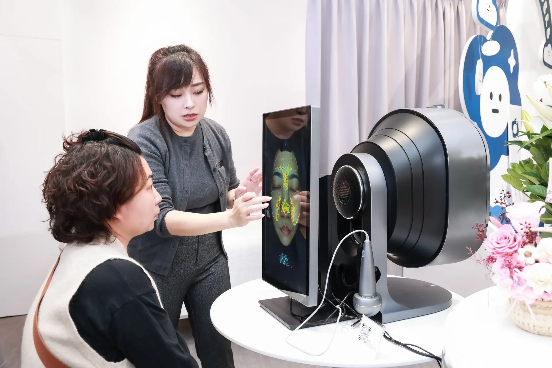 Lulu除了在現場送禮物、和粉絲合照，還帶著幸運粉絲一起做肌膚檢測（圖/薇佳提供）