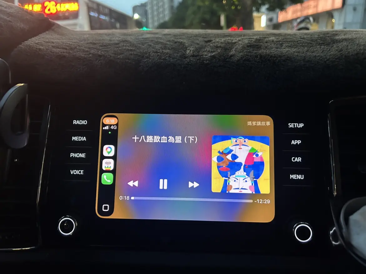 圖說：塞車也不崩潰！打開《媽爹講故事》APP，真是車內育兒神助手！故事內容豐富讓孩子沉浸在精采劇情中，父母也能換來耳根清靜。
