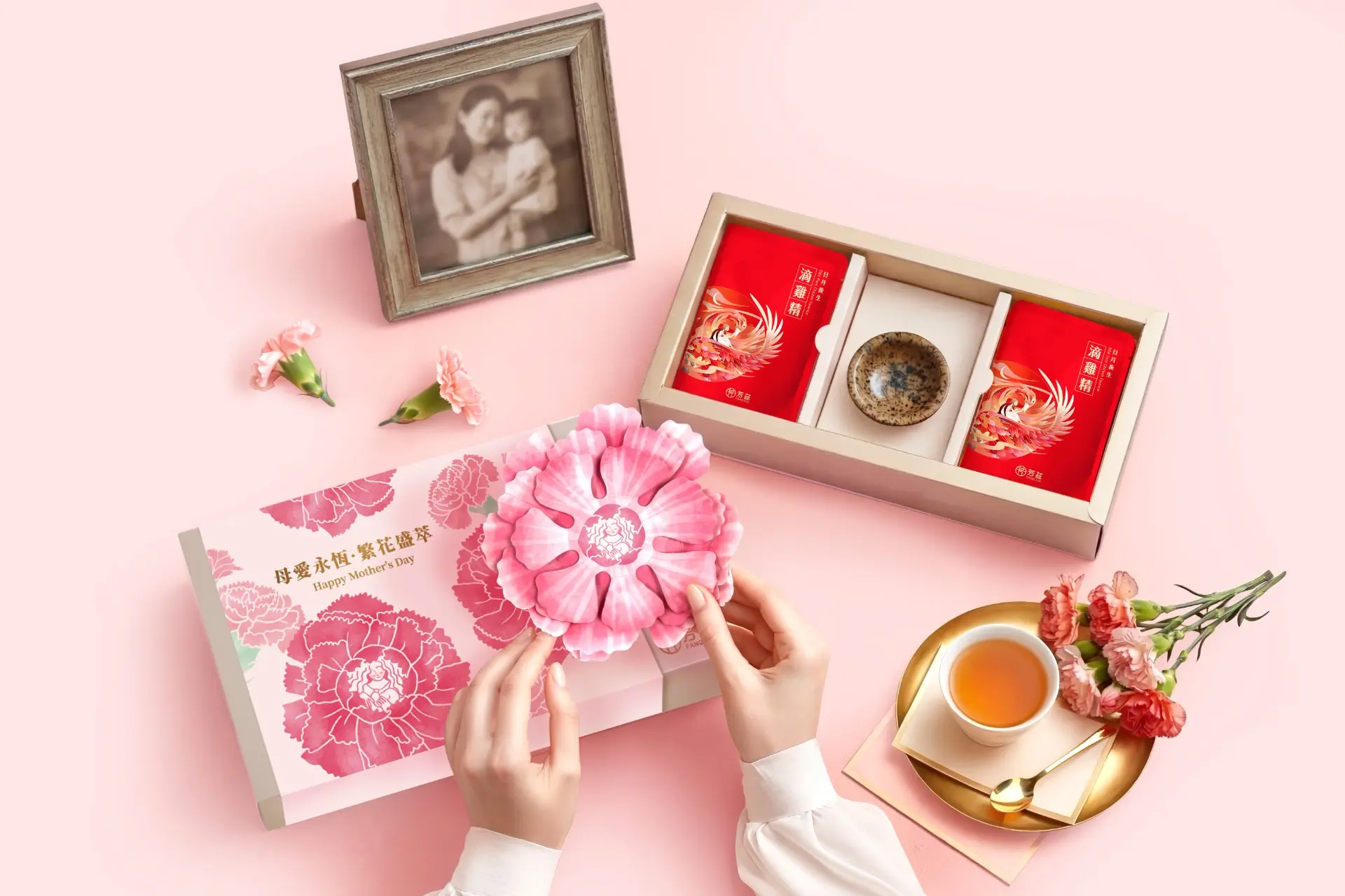 芳茲繁花盛萃禮盒，不只營養滿分，應景的康乃馨小卡更起到畫龍點睛效果。(圖 / 芳茲生技)