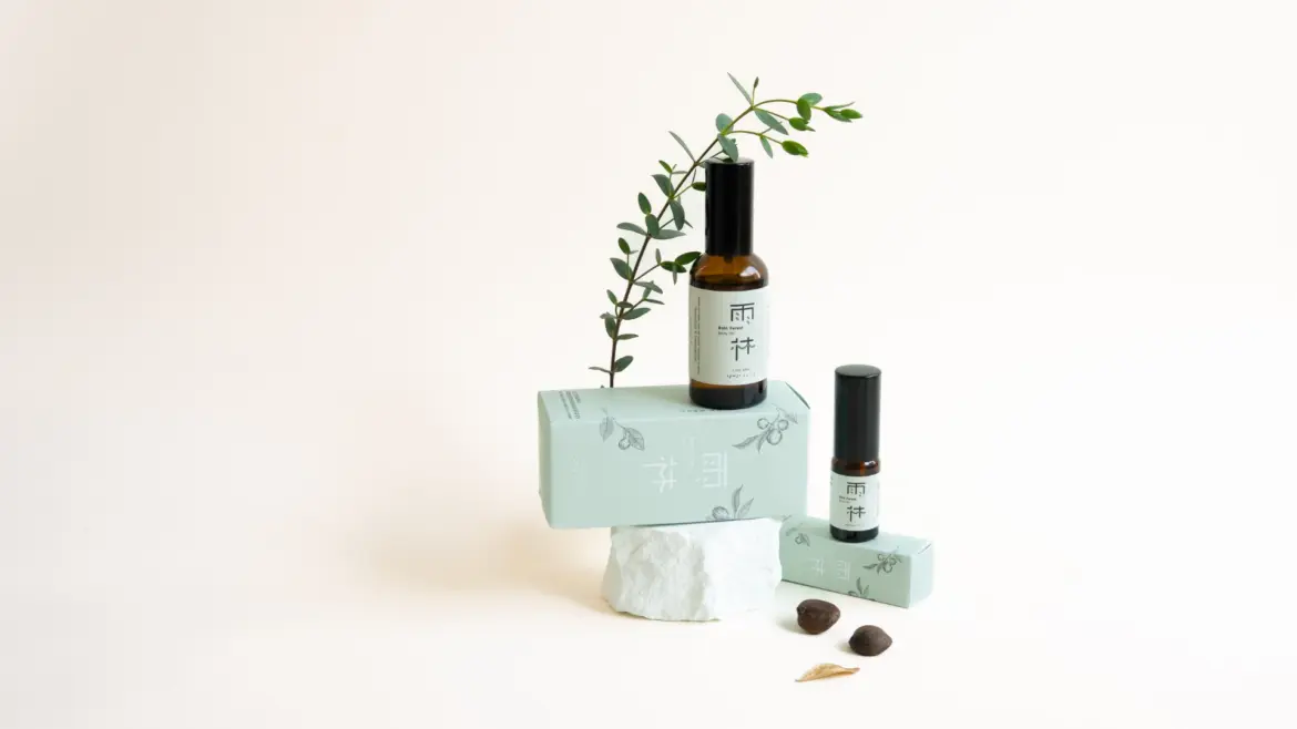 在角色切換的縫隙間，小小 PETIT「雨林潤澤嫩膚身體油」邀請妳為自己留一段真正的留白。（圖片來源：小小 PETIT）