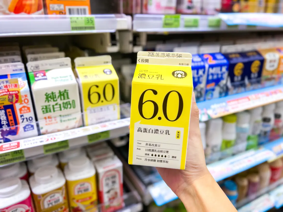 豆乳專家「元初豆坊」進駐全家便利商店，全新日日豆乳系列「6.0高蛋白濃豆乳」和燕麥脆餅正式發售。（圖／元初豆坊提供）