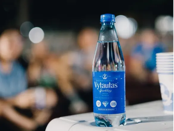 GA黃金甲引進立陶宛百年礦泉水「Vytautas氣泡礦泉水」，一瓶水含有864mg鈉含量（圖片來源：GA黃金甲）