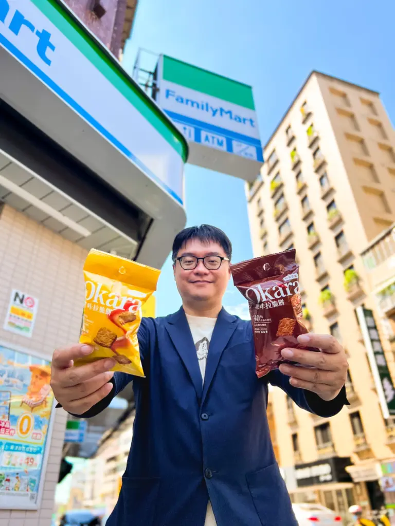 元初豆坊創辦人蔡明儒分享輕食新品，燕麥脆餅「Okara 噢！咔拉脆餅」。（圖／元初豆坊提供）