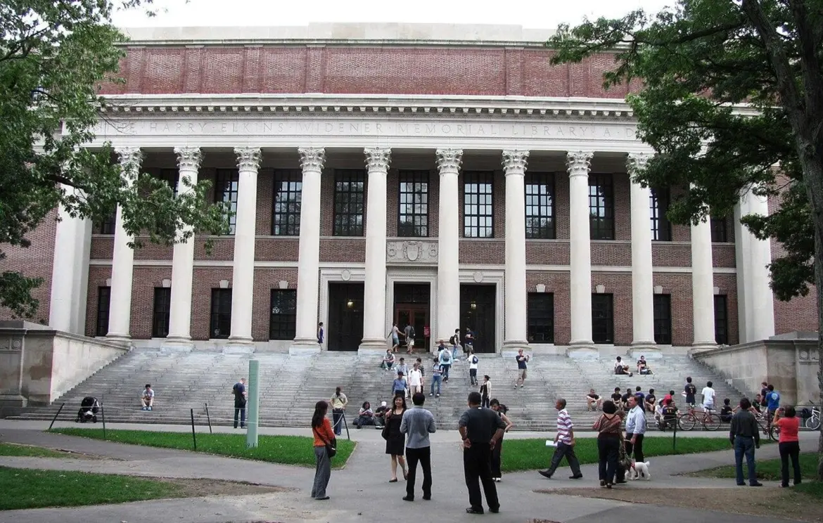 哈佛大學 Widener 圖書館。當名校的全 A 成績成為常態，學生更需依賴實質研究成果突圍