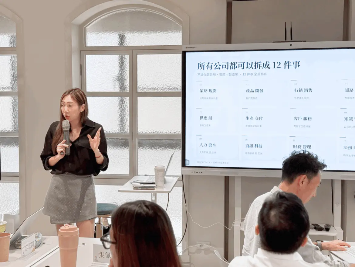 AI商業教練Summer黃郁茜於課程現場分享AI的實戰經驗。（圖／業者提供）