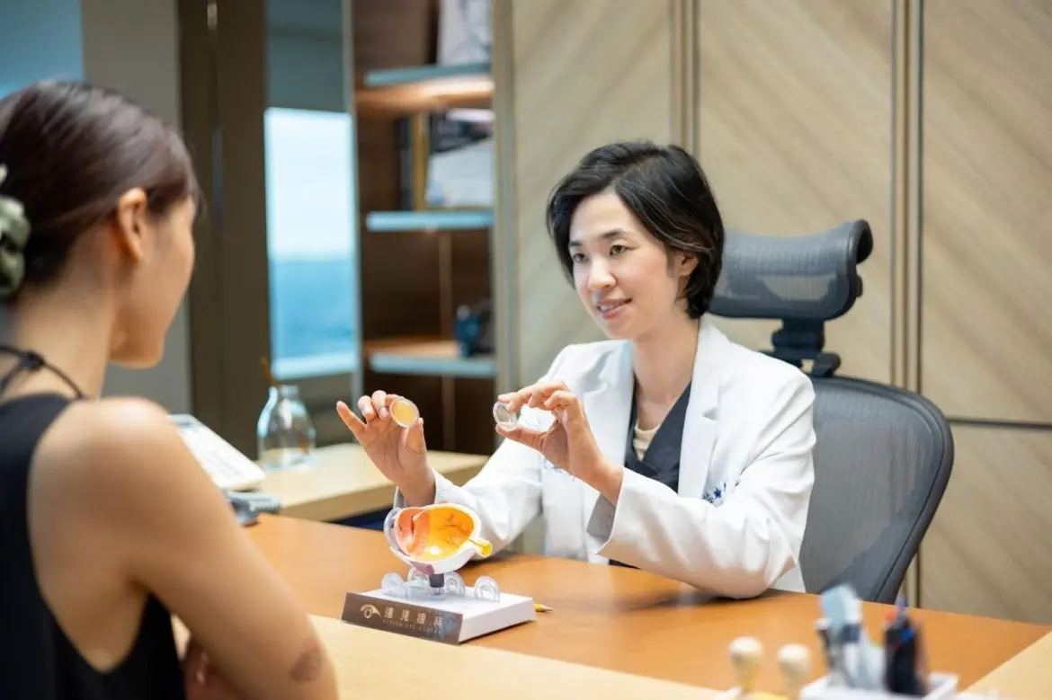 遠見眼科張芯瑜醫師提醒，白內障術前若忽略乾眼，容易造成角膜數據測量偏差，影響人工水晶體度數