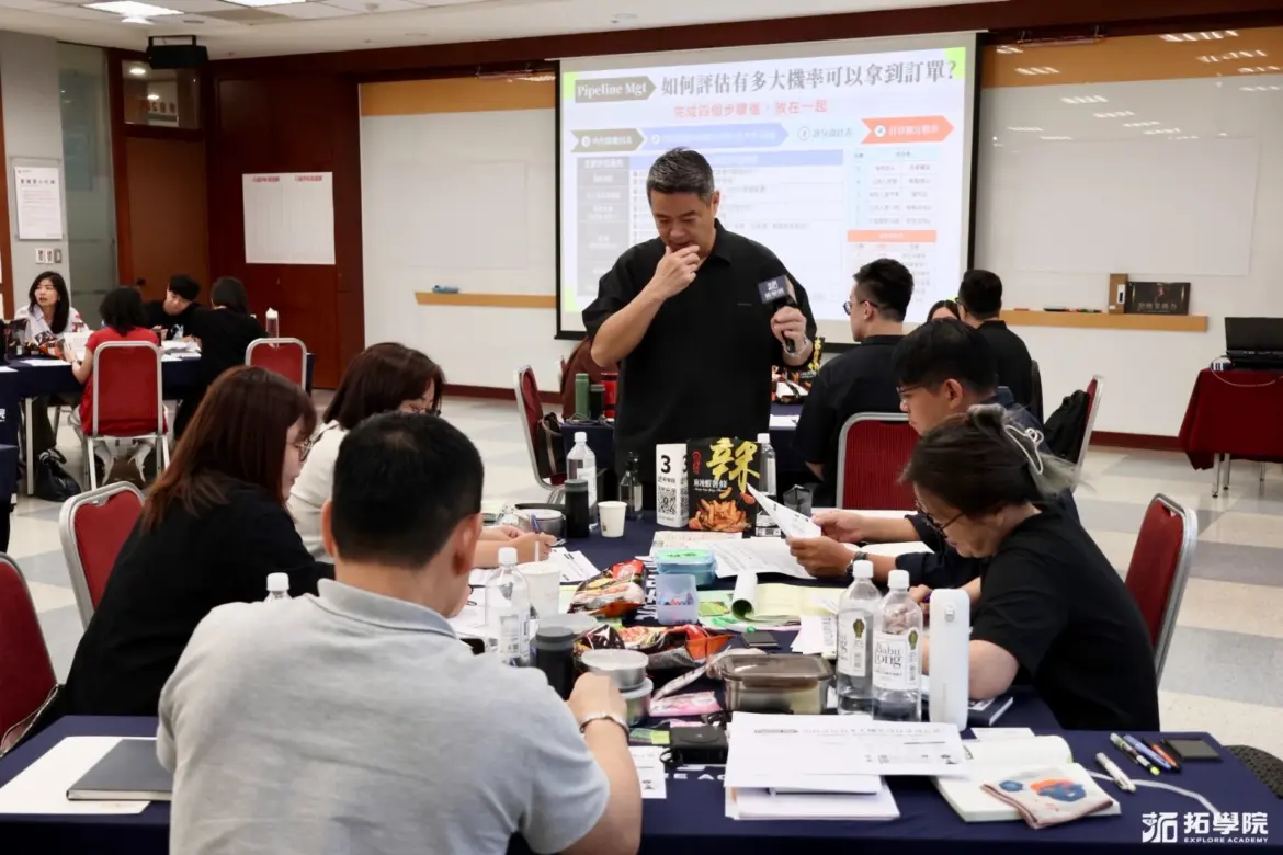 林明樟MJ的《超級業務力》課程，透過引導性問題幫助學員們拆解自身公司的銷售卡點。(照片來源：拓學院)
